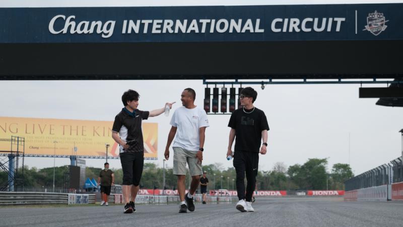 Haridarma Manoppo (tengah) dan Seita Nakano (kanan) tengah melakukan track walk sebelum balap GT4 di Thailand (ist)