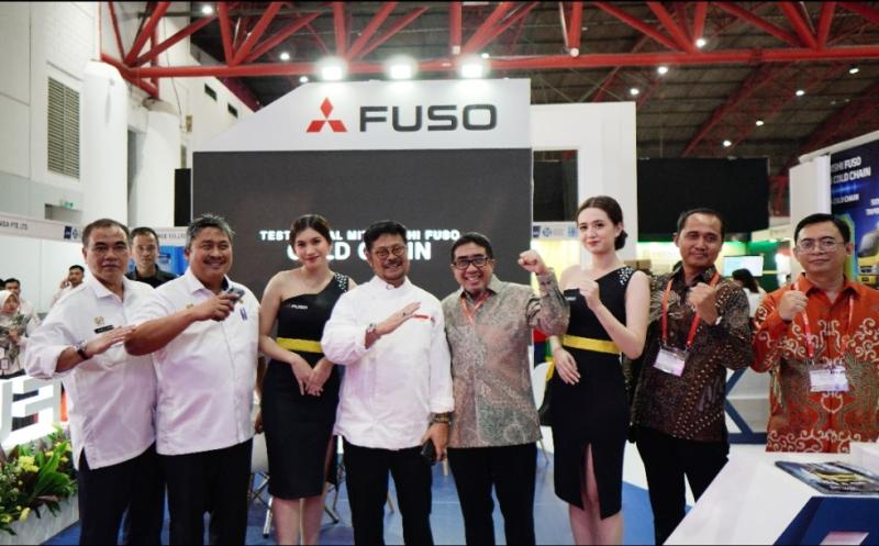 Duljatmono dari Mitsubishi FUSO bersama perwakilan dari Kementan dan Kemenperin pada event Indonesia Cold Chain Expo 2023, di JIExpo Kemayoran Jakarta pada 10-13 Mei 2023, Kemayoran, Jakarta.     