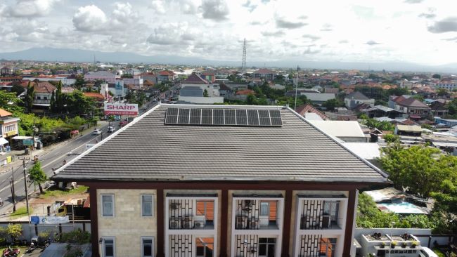 Kantor Cabang FIFGROUP dengan solar panel di Denpasar, Pulau Dewata, Bali.