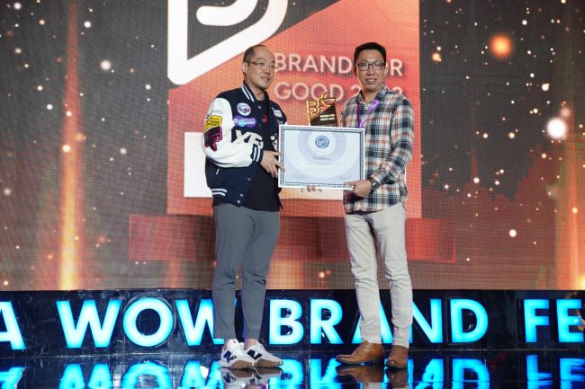 Petinggi Astra Otoparts mendapatkan piagam penghargaan dari Wow Brand