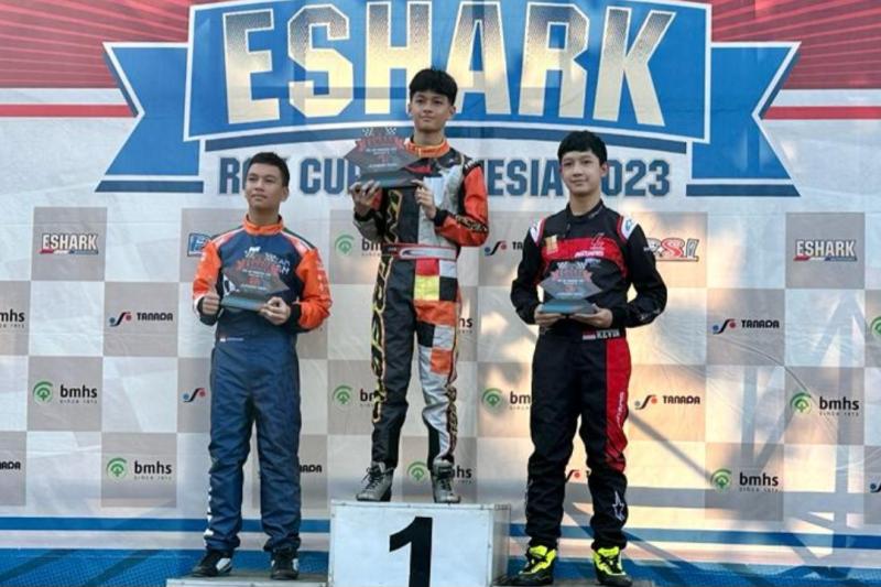 Kimi Rae Fitriansyah (tengah), di podium juara 1 kelas Junior Rok kejuaraan nasional gokart Eshark Rok Cup 2023 round 3 di SIKC Bogor.