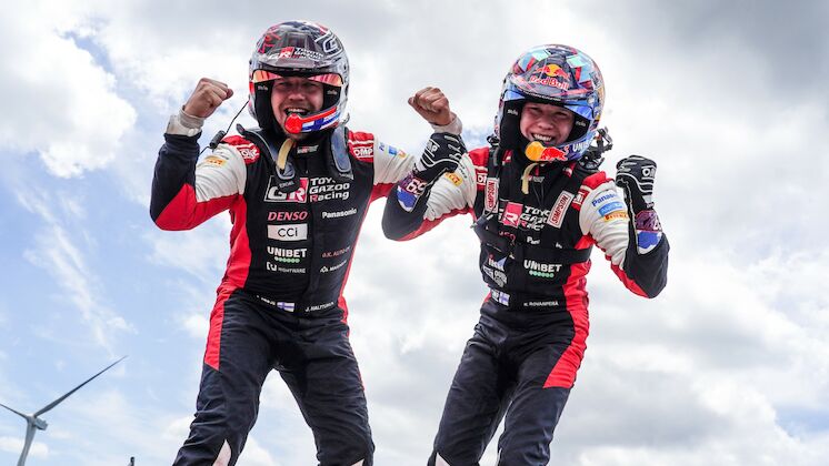 Kalle Rovanpera (kiri) dan Jonne Halttunen, dari Toyota Gazoo Racing rayakan kemenangan perdana sejak akhir musim lalu. (Foro: wrc)
