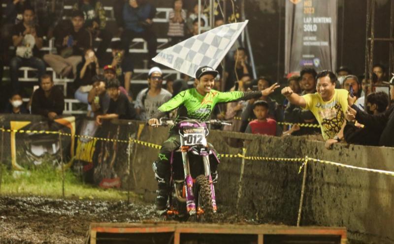 Lantian Juan, lakukan victory lap setelah menyabet juara Trial Game Dirt 2023 Round 1 di Solo, Jawa Tengah