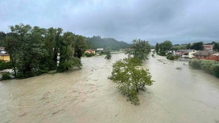 Kondisi air Sungai Santerno pada Rabu (17/5) yang menyebabkan banjir di dalam Sirkuit Imola. (Foto: ist)