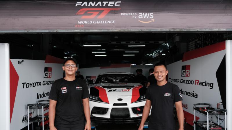 Harri (kiri) dan Iwan (kanan) mekanik TGRI yang ikut membantu persiapan tim saat GT World Challenge Asia 2023 (ist)
