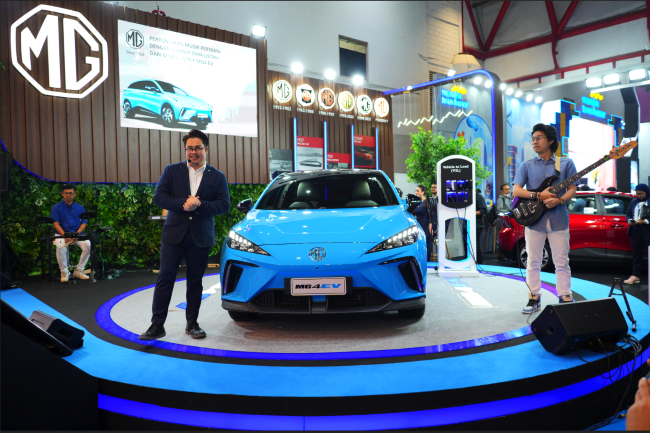 Marketing and PR Director MG Motor Indonesia, Arief Syarifudin mempresentasikan kecanggihan mobil listrik MG di ajang PEVS 2023 JIExpo Kemayoran Jakarta
