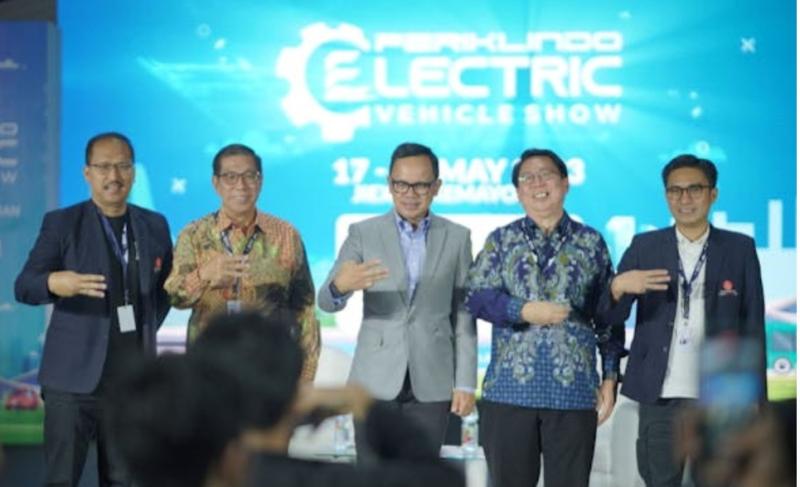 Walikota Bogor Bima Arya (tengah) yang juga Ketua Asosiasi Pemerintah Kota Seluruh Indonesia usai menjadi pembicara pada talk show dan seminat di arena PEVS 2023, JIExpo Kemayoran Jakarta  