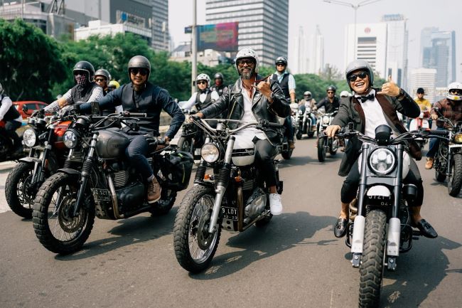 Para bikers keren yang ikut dalam kegiatan riding The Distinguished Gentlemen’s Ride untuk penggalaanan dana bagi penderita kanker prostat