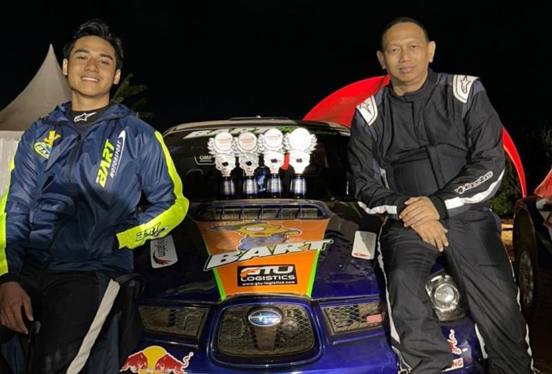 Bintang Barlean (kiri) dan Anondo Eko, berhasil memboyong 4 buah trofi kemenangan di Kejurnas Rally 2023 seri 2 Malang, Jawa Timur. (foto : BART)