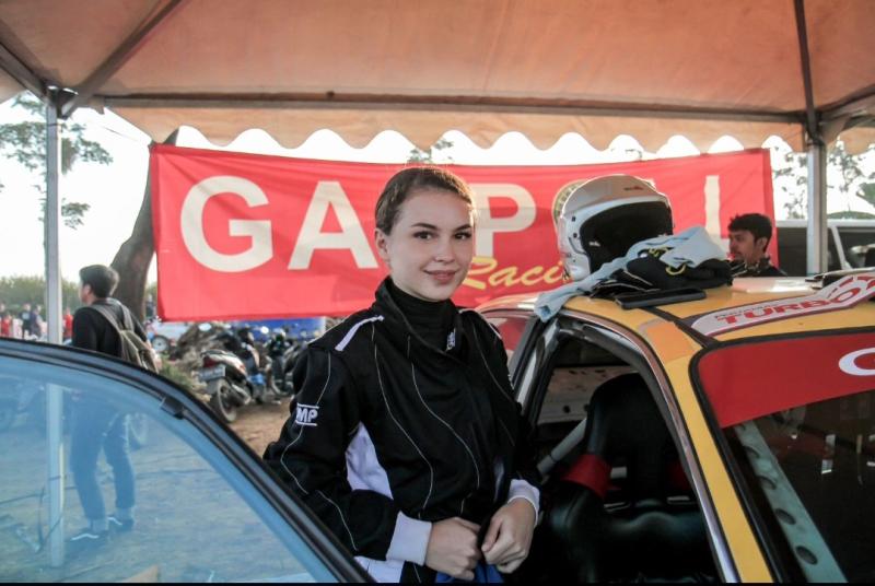 Amara Angelica, seorang artis dan foto model yang kepincut menjadi driver Sprint Rally, balap mobil dan drifting. (foto : gazpoll). 