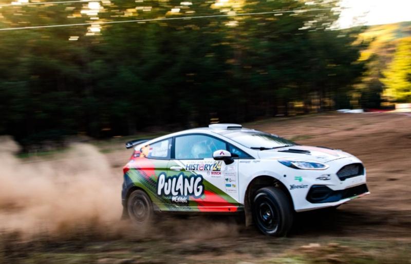Gandewa Dalbo menari bersama Ford Fiesta Rally-2 di lintasan menantang dan berdebu Forest Rally merupakan seri 2 Australia Rally Championship 2023. (foto : Pulang Menang)