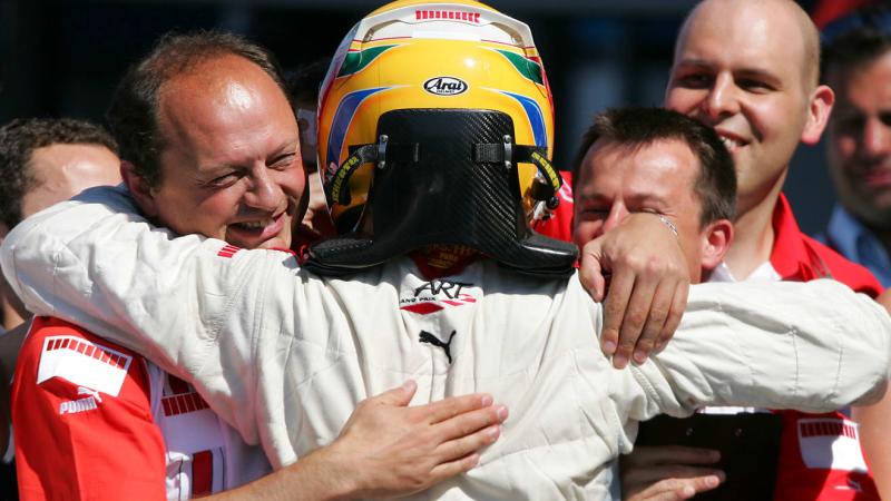 Fred Vasseur saat memeluk Lewis Hamilton usai sukses bersama di kancah GP2 2006. (Foto: f1)