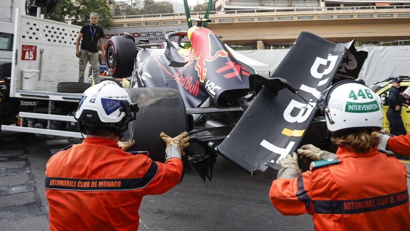RB19 milik Sergio Perez yang hancur di banyak bagian saat dievakuasi dari trek Monaco. (Foto: planetf1)