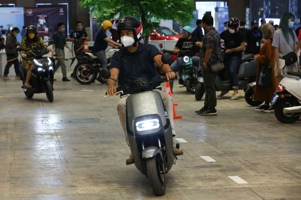 Antisiasme pengunjung mencoba motor listrik di area pameran PEVS 2023 di JIExpo Kemayoran Jakarta