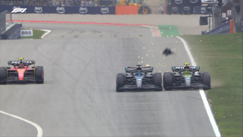 Insiden tak bagus antara Lewis Hamilton dan George Russell, buah dari hubungan tak hamonis di tim Mercedea. (Foto: f1)