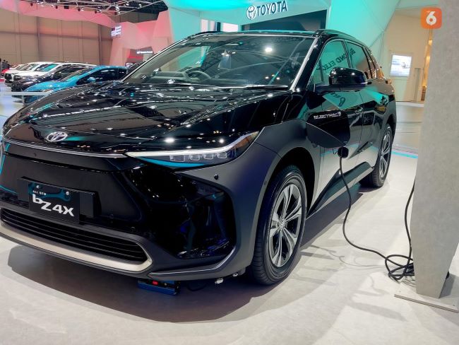 Tampang futuristik mobil listrik Toyota bZ4X 