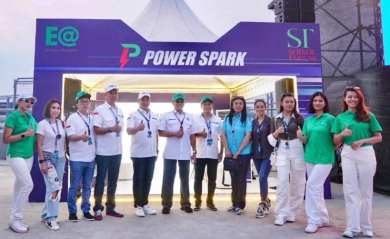  Bamsoet saat mengunjungi booth Power Spark di AGI Jakarta International Eprix Circuit, Ancol, Jakarta, Minggu (4/6/2023). 