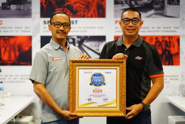 Petinggi Motul menerima piagam penghargaan di ajang Brand Choice Award 2023