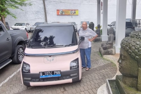 Bos Warung Solo Kepincut Mobil Listrik Wuling Air ev, Rio Sarwono : Serasa Jadi Artis dan Orang Kaya