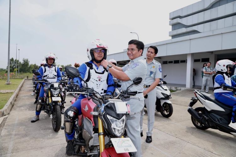 Instruktur Honda Astra Motor beri pelatihan keselamatan pada mahasiswa dan kearyawan