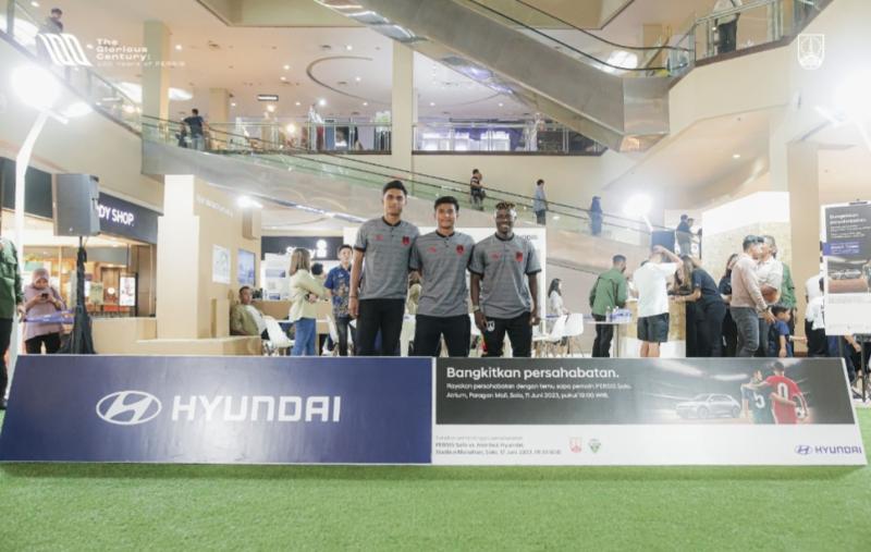 Perwakilan Tim PERSIS Solo, Ramadhan Sananta, Irfan Jauhari, serta Moussa Sidibe, menjumpai penggemar di Hyundai Exhibition pada 11 Juni lalu 