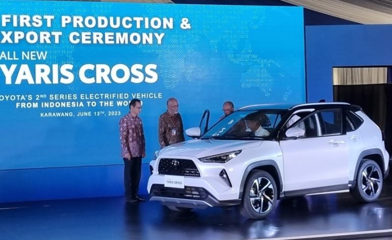 Ekspor perdana Toyota Yaris Cross HEV oleh Menperin Agus Gumiwang Kartasasmita di pabrik Toyota, Karawang, Jawa Barat hari ini. (foto : bs) 
