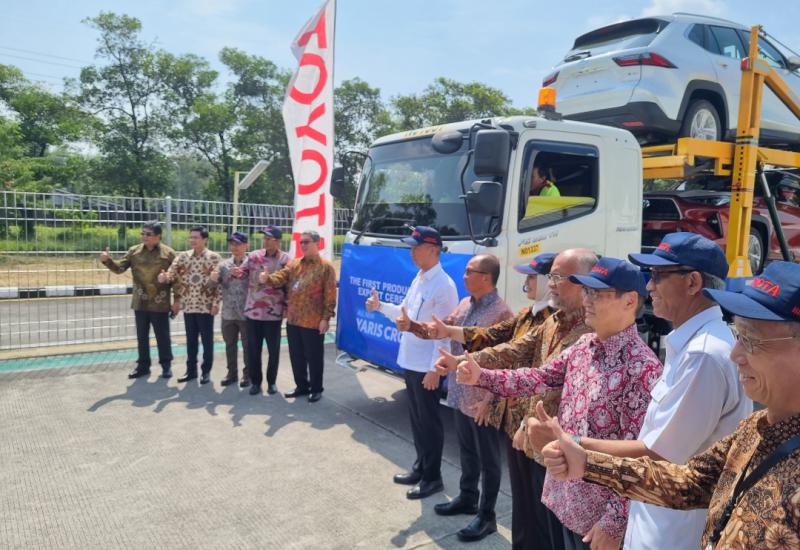 Menperin Agus Gumiwang Kartasasmita bersama Dubes Jepang untuk Indonesia, Bupati Kawarang Celica dan manajemen Toyota Indonesia pada prosesi peluncuran ekspor perdana Yaris Cross di Karawang hari ini. (foto : budsan)