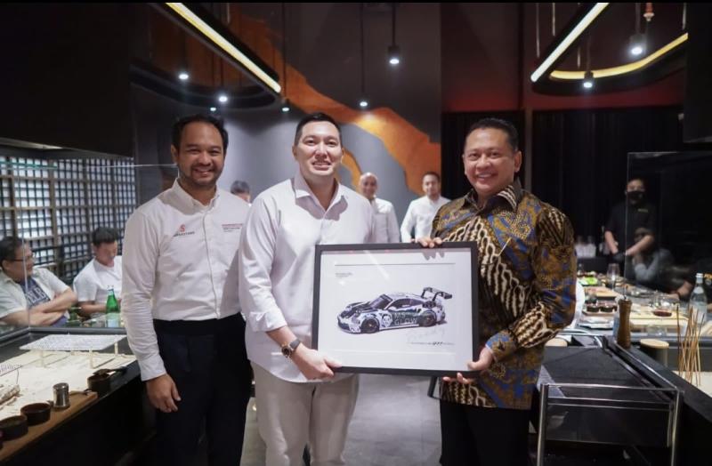 Bamsoet bersama pembalap senior Boediyanto dan Bagoes Hermanto (Deputy Waketum Olahraga Mobil IMI Pusat), Porsche Sprint Challenge Indonesia 2023 8 seri digelar di Sirkuit Internasional Mandalika