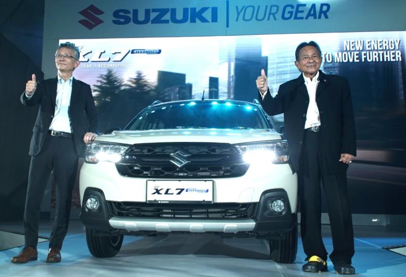 Presiden Direktur PT Suzuki Indomobil Motor, Shingo Sezaki, dan Soebronto Laras (founder Suzuki Indomobil Sales) saat peluncuran Suzuki New XL7 Hybrid di Jakarta hari ini. (foto : budsan)   
