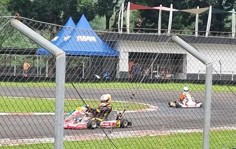 Sesi latihan bebas event karting Asia Rok Cup 2023 rd 3 di Sentul International Karting Circuit Bogor, Jumat (23/6/2023) tampak diikuti pegokart dari Thailand dan Singapura. (foto : budsan)