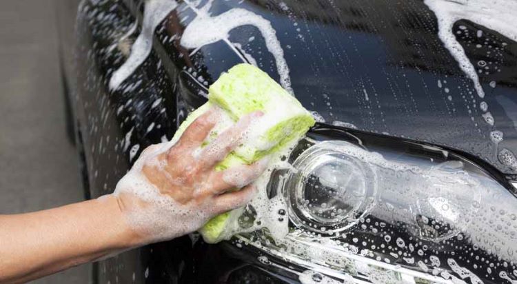 Cuci mobil setelah terkena air hujan, sekaligus menghilangkan jamur yang menempel
