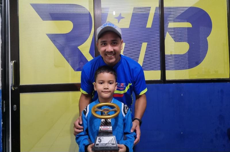 Kenzie Erizananda bersama Ichan (sang ayah) dengan trofi juara kelas Entry Level Eshark Rok Cup Indonesia 2023 round 4 di Sentul International Karting Circuit Bogor, Minggu (25/6/2023) Foto : budsan