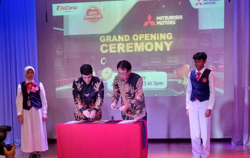 Presdir PT MMKSI Atsushi Kurita dan Presdir Kidzania Jakarta Kerry Adrianto Riza menandatangani kerjasama dengan durasi 5 tahun ke depan di Kidzania Jakarta mall Pacific Place, hari ini. (bs)