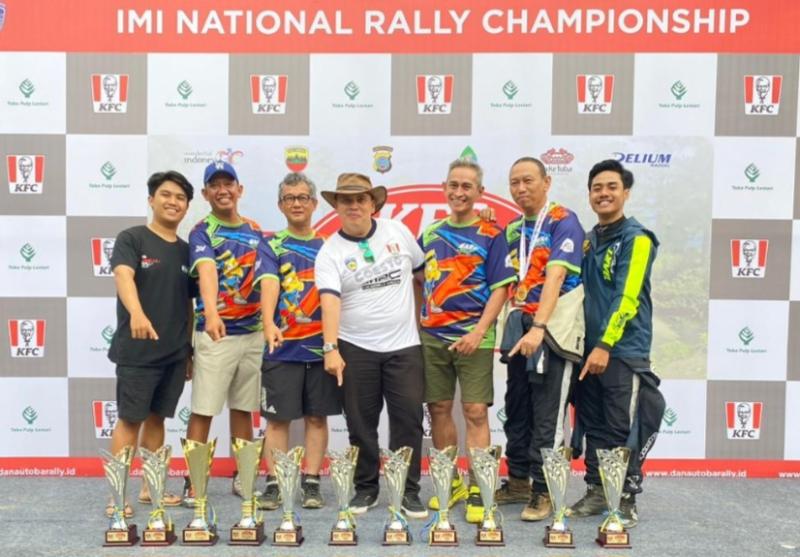 Skuad perally dan co-driver BART Motorsport bersama MC Ricky Sitompul di podium Juara Tim KFC Danau Toba Rally 2023