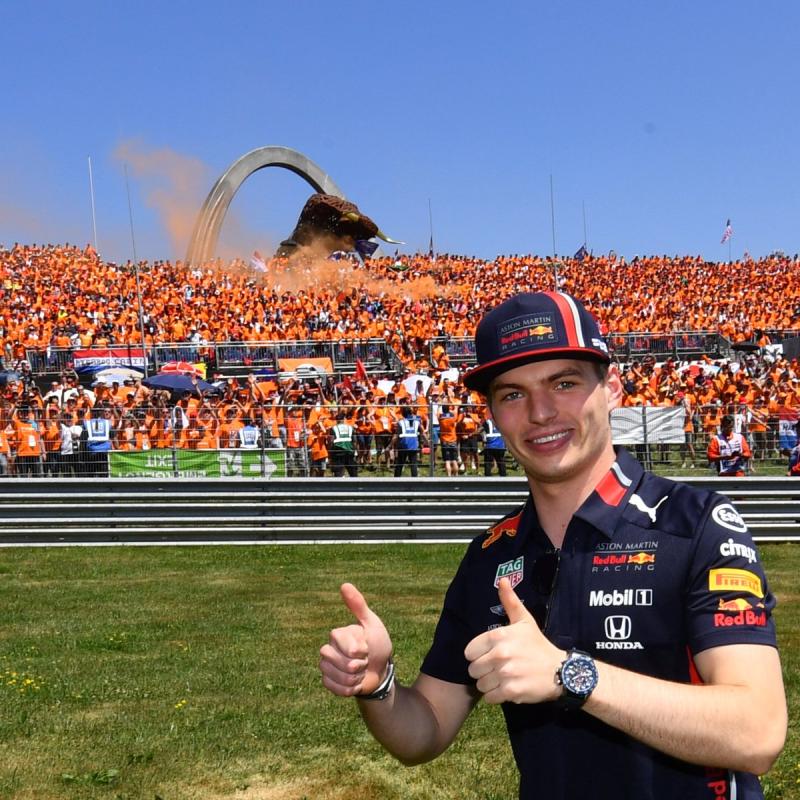 Max Verstappen (Belanda/Red Bull Racing) dengan latar belakang Orange Army di GP Austria. (Foto: newsverstappen)