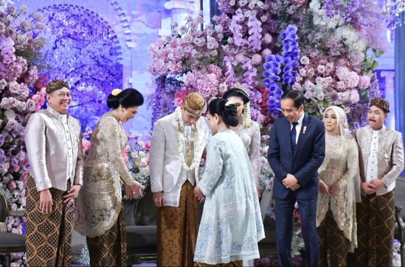 Ibu Negara Iriana Jokowi tampak memberi selamat kepada pengantin diikuti Presiden Jokowi pada resepsi pernikahan putri Ketua MPR RI Bamsoet di Hotel Mulia Jakarta, Sabtu (1/7/2023