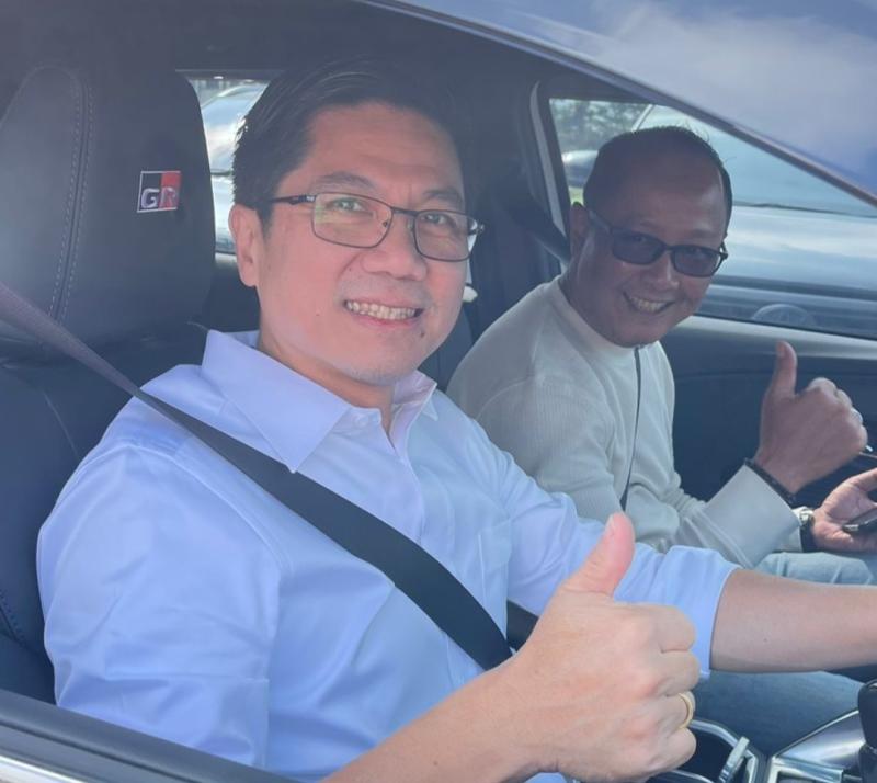 Henry Tanoto (Vice President PT Toyota Astra Motor) menjajal langsung All New Yaris Cross Hybrid dari Batu (Malang) ke Surabaya melalui jalan tol. (foto : soraya hilmy)