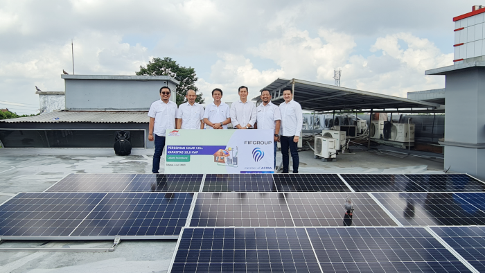 Pemasangan solar panel di kantor FIFGroup di Palembang