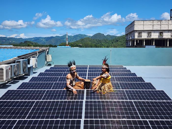 FIFGroup pasang solar panel di kantornya kota Jayapura, Papua