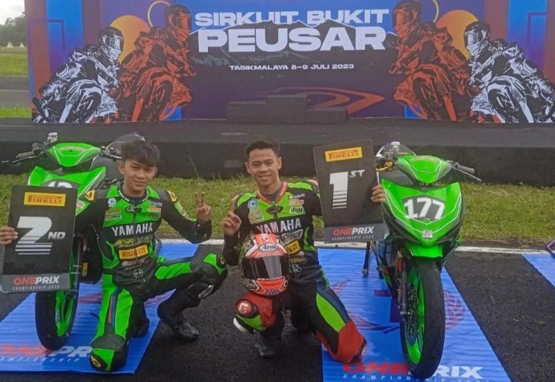 Hendra Pratama (kiri) dan Aditya Fauzy, persembahkan trofi juara 1 - 2 kelas Expert Oneprix 2023 Tasikmalaya untuk tim ASR VMK Racetech Sulawesi Tenggara. (foto : ist)