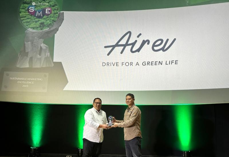 Brian Gomgom dari Wuling Motors menerima penghargaan Hyundai Air ev dinobatkan sebagai Green Product of The Year pada ajang SME Awards 2023