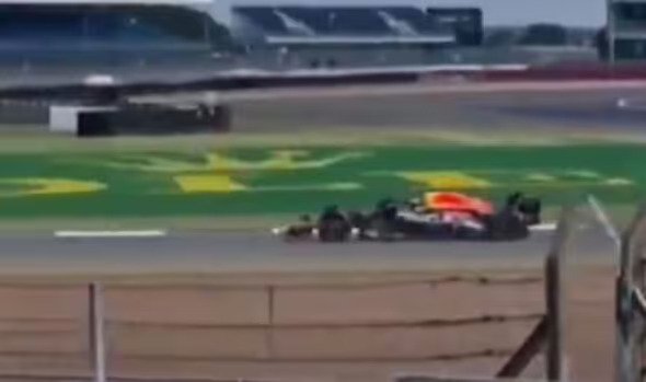 RB19 yang melintir bersama Daniel Ricciardo di Silverstone hari ini. (Foto: rbr)