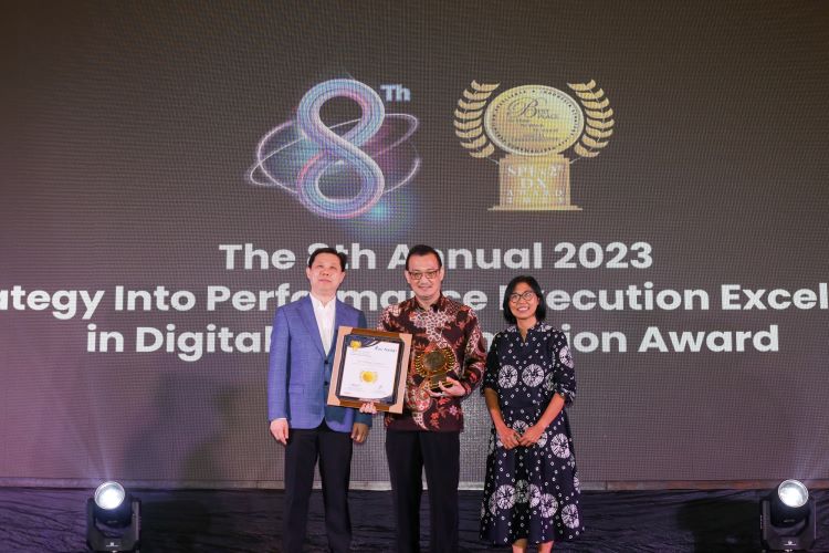 Presiden Direktur Bridgestsone Indonesia, Mukiat Sutikno menerima penghargaan The 8th SPE2X DX Award