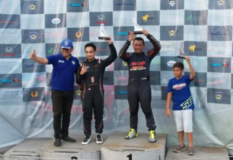 Benny Santoso (kedua dari kanan) di podium juara kelas ITCR 3600 Max Kejurnas Balap Mobil ISSOM 2023 seri 2 di Sentul International Circuit, Bogor hari ini