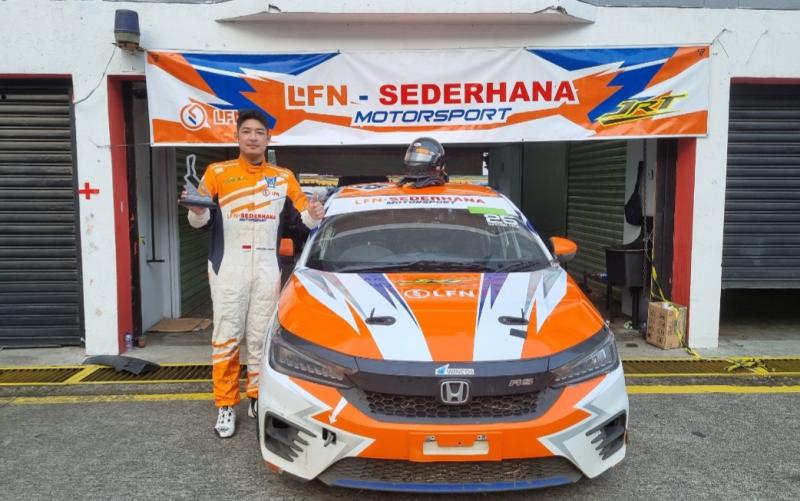 Ferrel Fadhil dengan trofi juara 2 kelas ITCR 1500 balap mobil ISSOM 2023 seri 2 di Sentul International Circuit, Bogor.(foto :budsan)