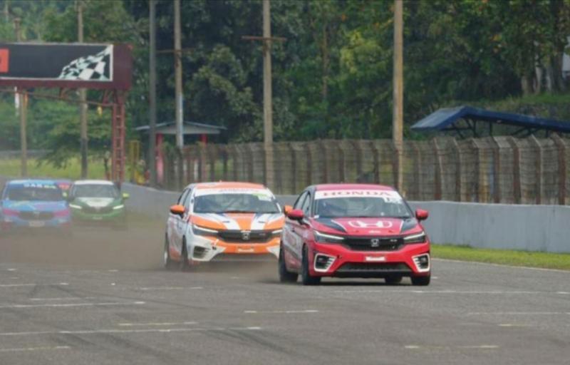 Honda City Hatchback yang dikendarai pembalap Avila Bahar dari Honda Racing Indonesia memimpin dari start hingga finish kelas ITCR 1500 ISSOM di Sentul International Circuit Bogor, Minggu (16/7/2023)  