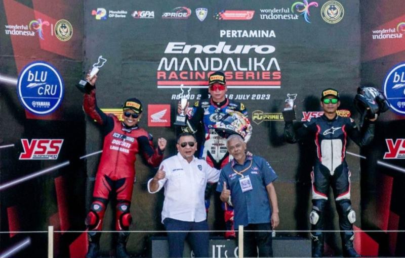Eddy Saputra (depan, kiri) dan Priandhi Satria, bersama juara Kejurnas Pertamina Enduro Mandalika Racing Series 2023 Rd 2 di Pertamina Mandalika International Circuit, Lombok, NTB, Minggu (16/7/2023)