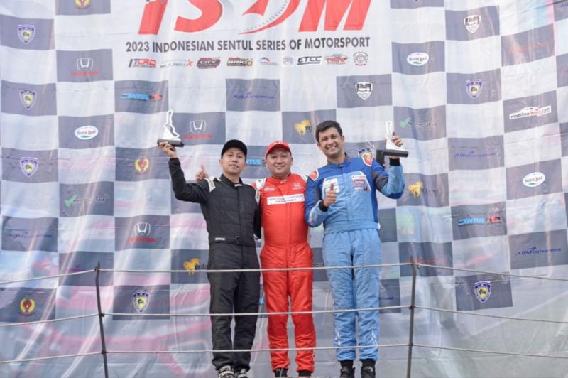 Pembalap andalan Honda Racing Indonesia, Alvin Bahar (tengah) di podium juara kelas ITCR 3600 Max Divisi 2, ISSOM 2023 seri 2 di Sentul International Circuit, Bogor, Minggu (16/7/2023)