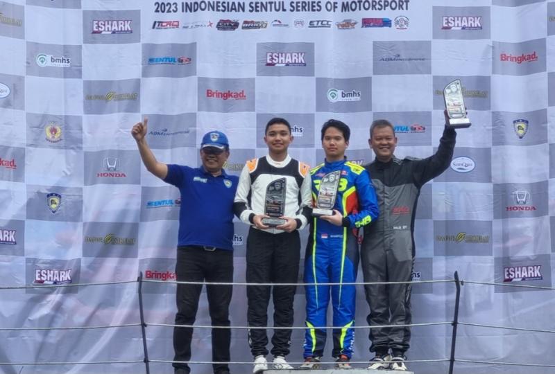Rafa Dypo (kedua dari kiri) di podium juara Eshark Dapur Cokelat Touring Championship kejuaraan balap mobil ISSOM 2023 di sirkuit Sentul, Bogor. (foto : budsan)