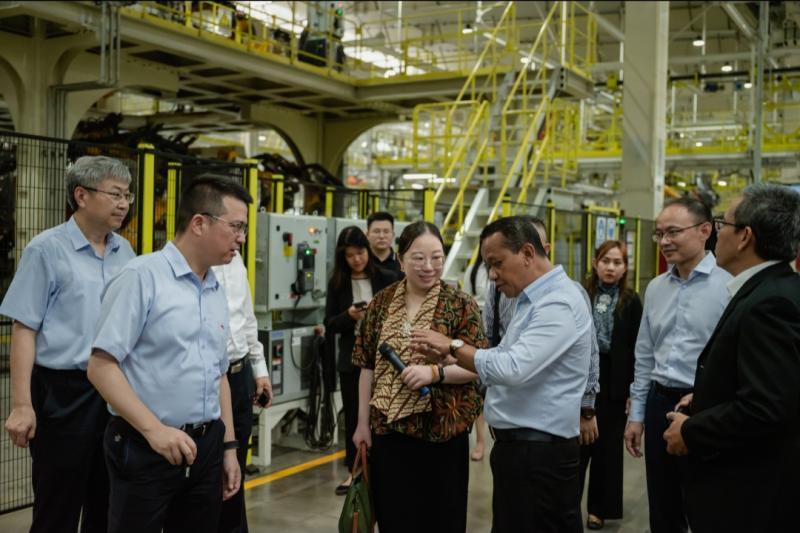 Delegasi Pemerintah Indonesia dipimpin Menteri Investasi dan Kepala BKPM Bahlil Lahadalia melihat langsung kecanggihan teknologi & inovasi Chery Automobile di Wuhu, China